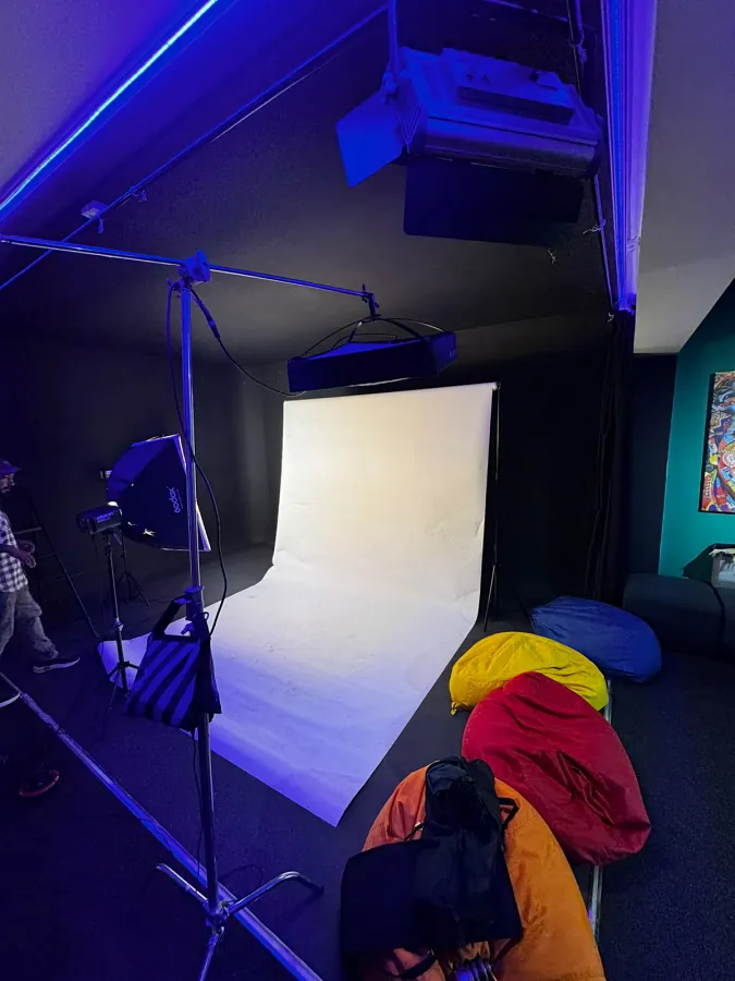 Le fond blanc du studio, pour tournage et photo